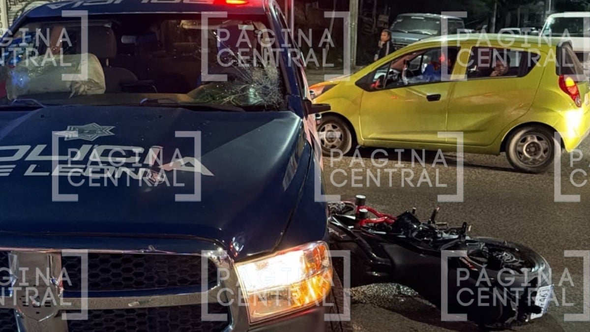 Brutal choque contra patrulla, motociclista se estrella contra el parabrisas