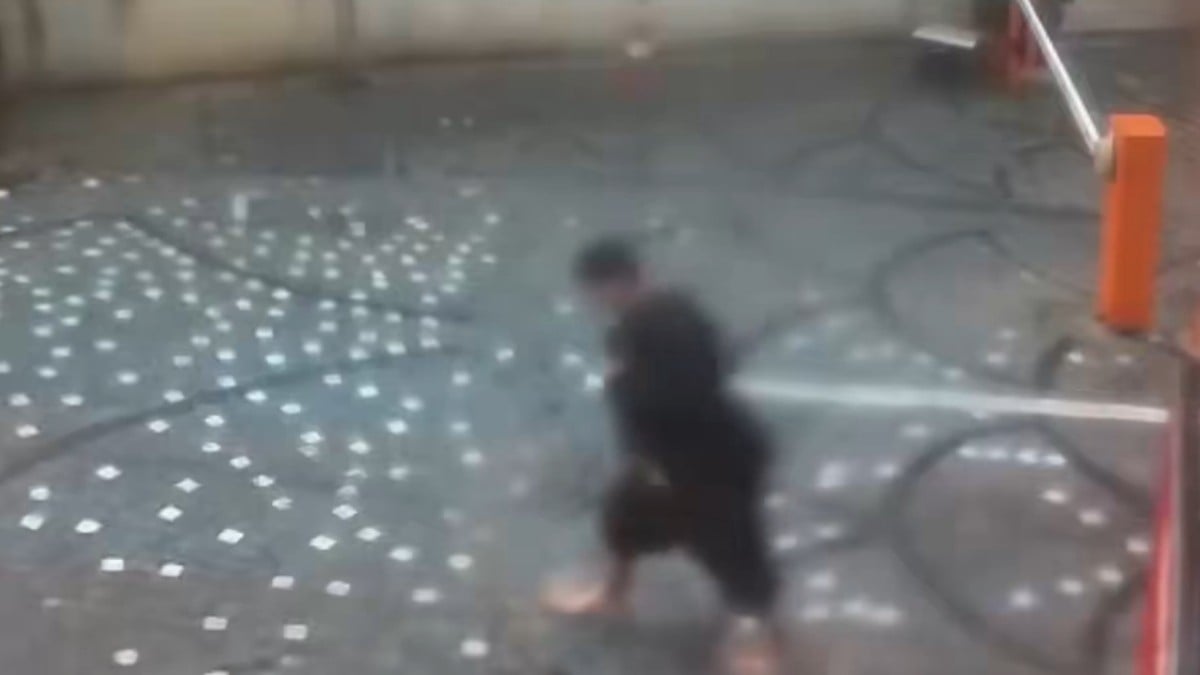 VIDEO Joven se quitó los zapatos para no mojarlos, pero murió electrocutado al pisar un charco