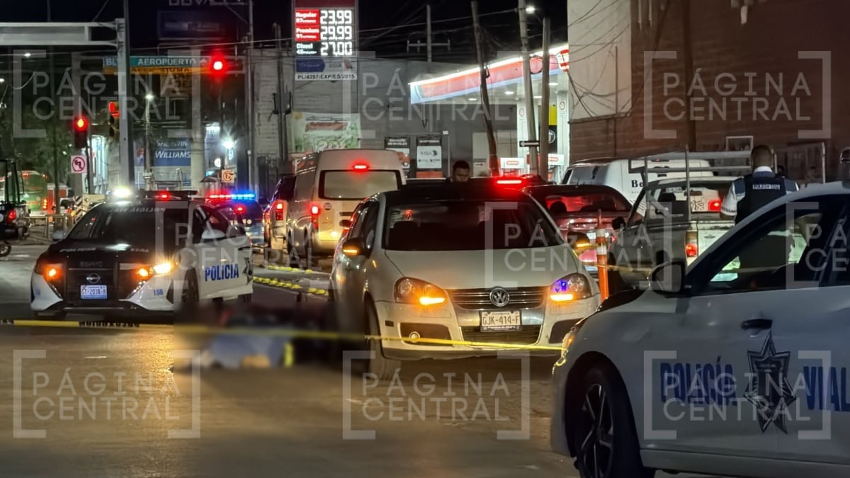 Choca contra un auto, cae al pavimento y muere arrollado por camión de gas