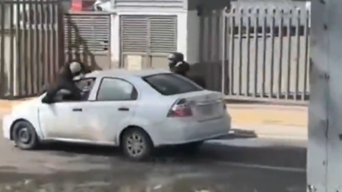 Se lleva a un hombre en el cofre