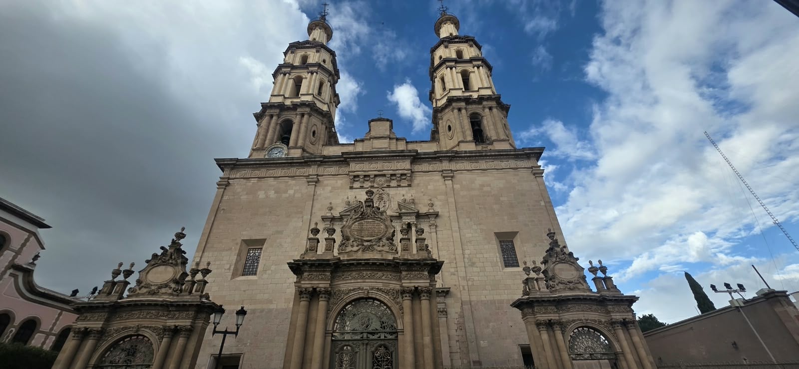 Feligreses de León se reúnen para orar por la salud del papa León XIV