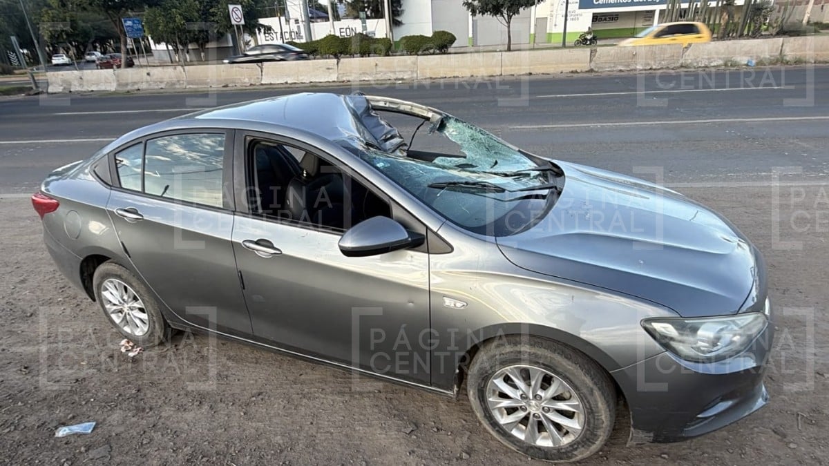 Una llanta salió disparada en bulevar Aeropuerto y chocó contra auto; conductor quedó grave