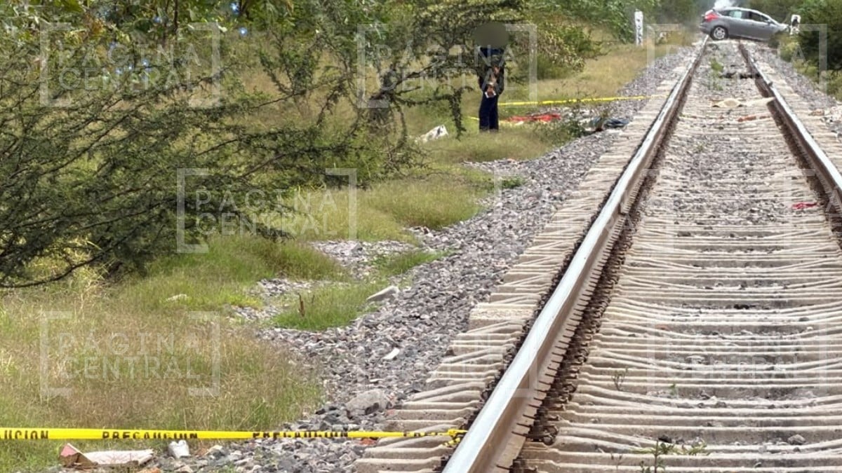 ¡Terrible! Vecinos iban caminando por las vías cuando encontraron un cuerpo con un mensaje