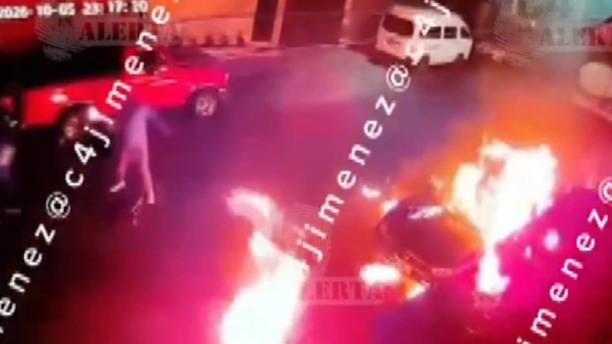 VIDEO Sujetos atacan un domicilio con bombas molotov; pero uno termina incendiado
