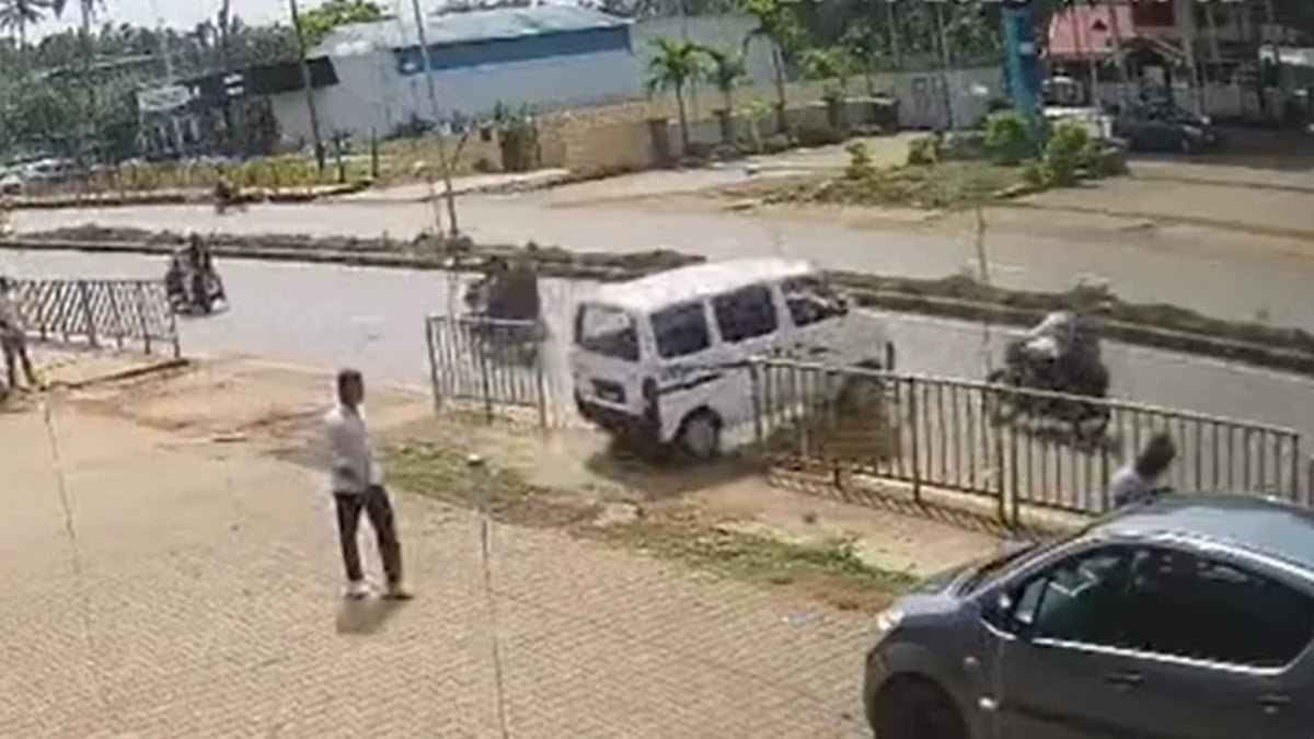 VIDEO Hombre salía de la agencia con su camioneta nueva, pero terminó prensando una moto