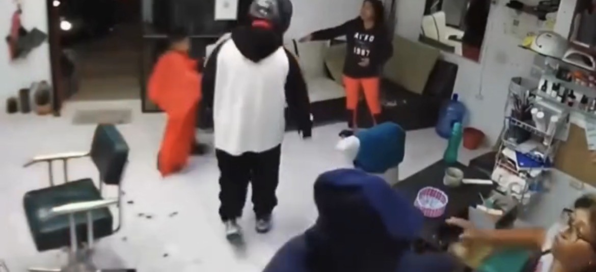 VIDEO ¡Corrió a los brazos de su madre! Mientras asaltaban peluquería