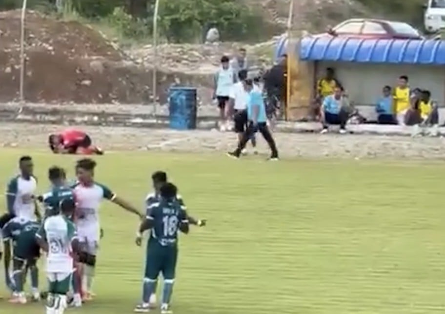 VIDEO ¡Brutal agresión en pleno partido! Futbolista apedrea a un árbitro