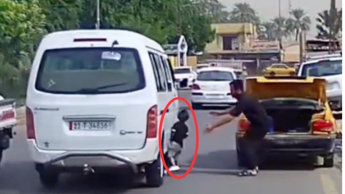 VIDEO Captan cómo niño corre hacia una calle y choca con una camioneta