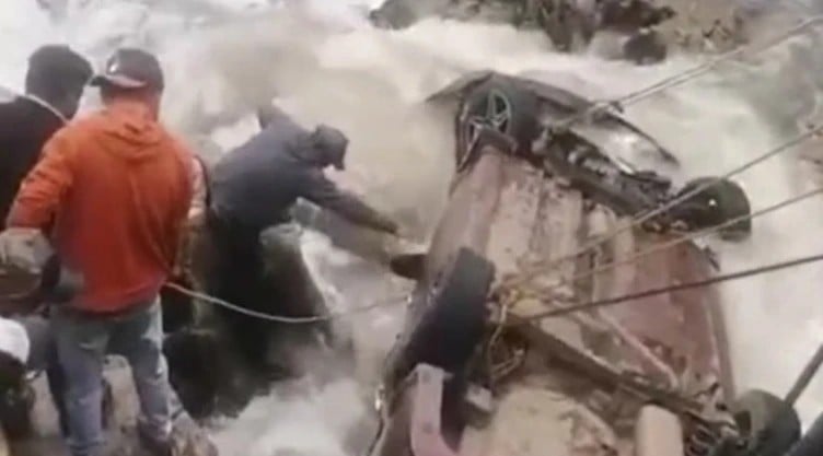 VIDEO Auto con 2 mujeres se sale de un puente y acaba en un río; una muere al ser arrastrada