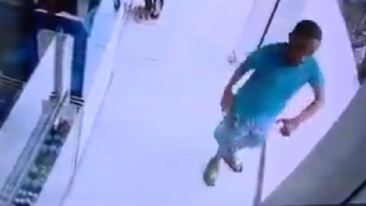 VIDEO Hombre discute con indigente y termina apuñalándolo a sangre fría en una farmacia
