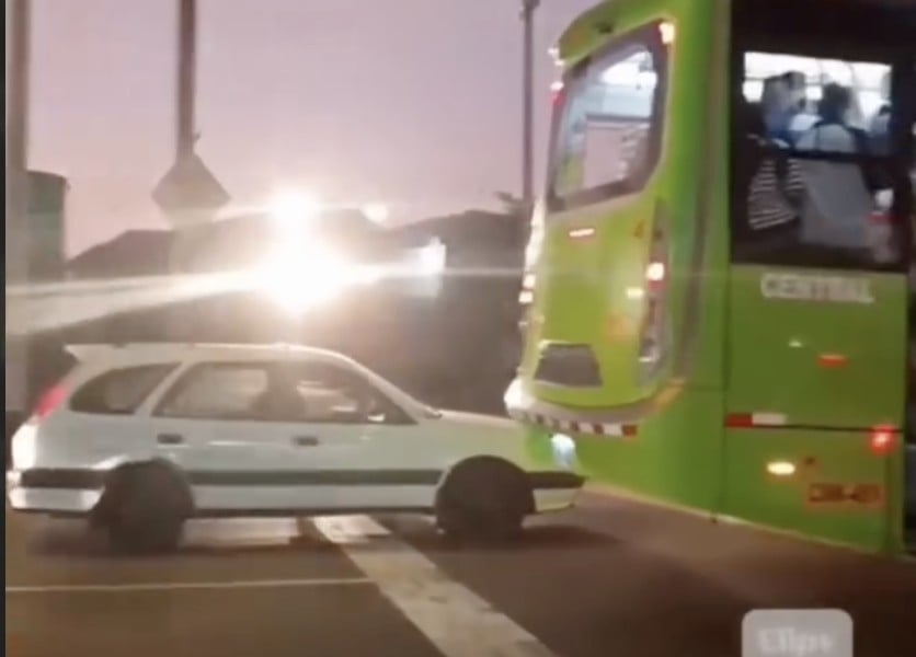 VIDEO ¡Le jugaron al valiente! Conductores intentan ganarle el paso al tren y viven momentos de tensión
