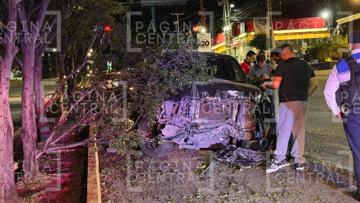 Camioneta cruza el camellón en Paseo de los Insurgentes y se estrella contra otro vehículo