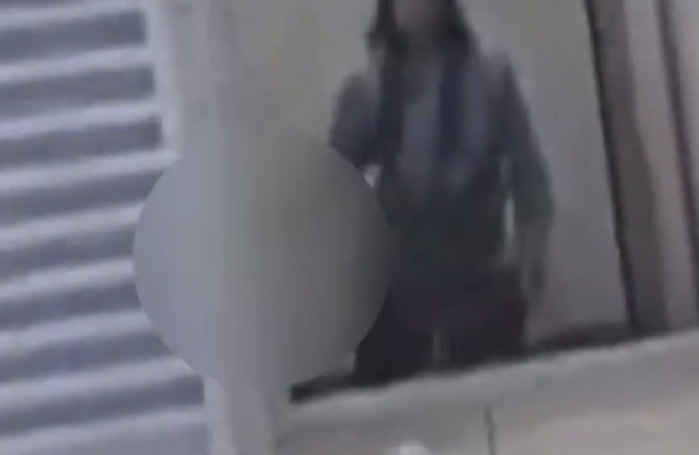 VIDEO ¡Ataque en plena escuela! Adolescente ataca a su profesora y lo transmite en vivo