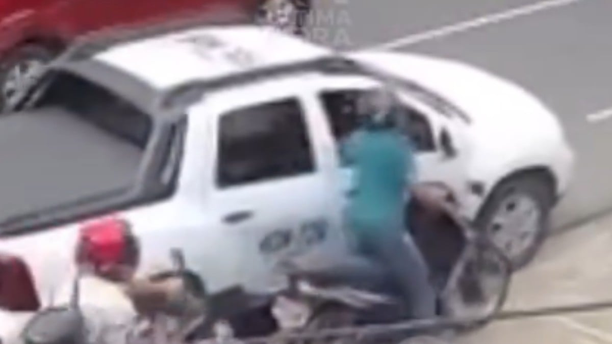 VIDEO 'Motorratón' quiso robar un teléfono, pero testigo lo detuvo y lo sometieron a golpes