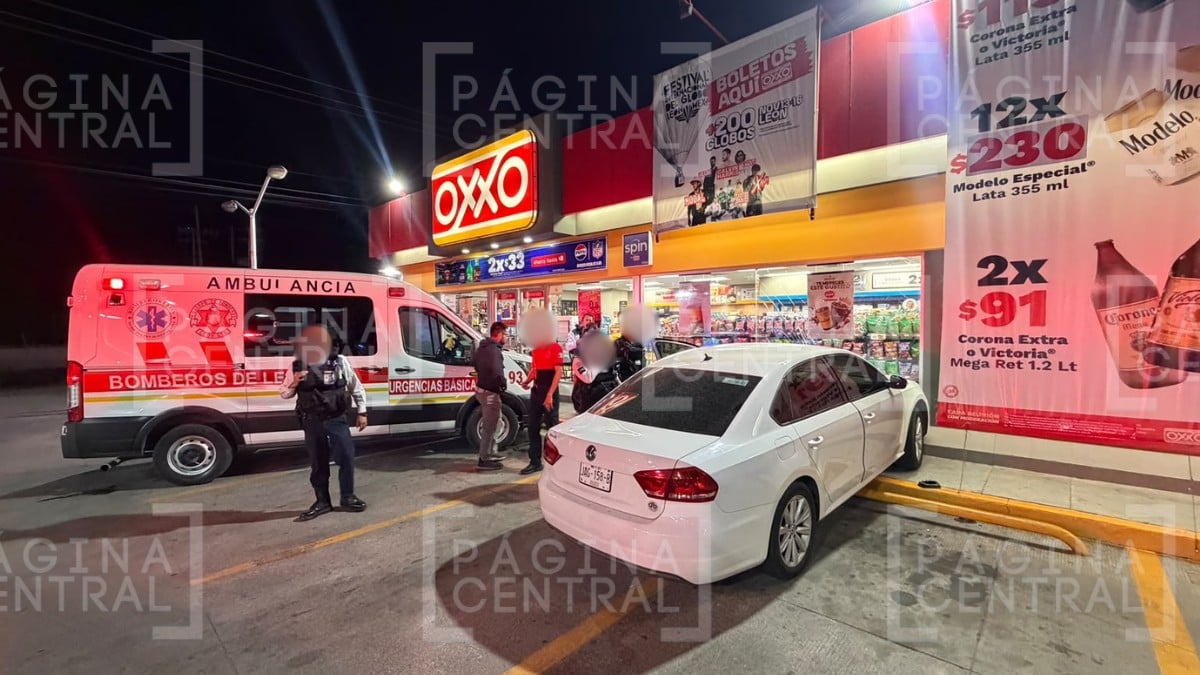 Conductora se queda dormida y pisa el acelerador; terminó estrellándose contra un OXXO