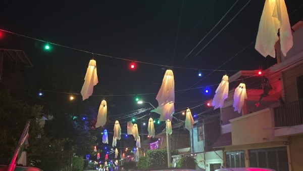 Calle Virgo en León se llena de calaveras y fantasmas para celebrar Día de Muertos