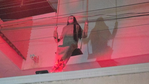 Calle Virgo en León se llena de calaveras y fantasmas para celebrar Día de Muertos