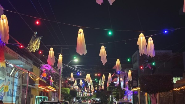 Calle Virgo en León se llena de calaveras y fantasmas para celebrar Día de Muertos