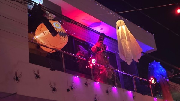 Calle Virgo en León se llena de calaveras y fantasmas para celebrar Día de Muertos