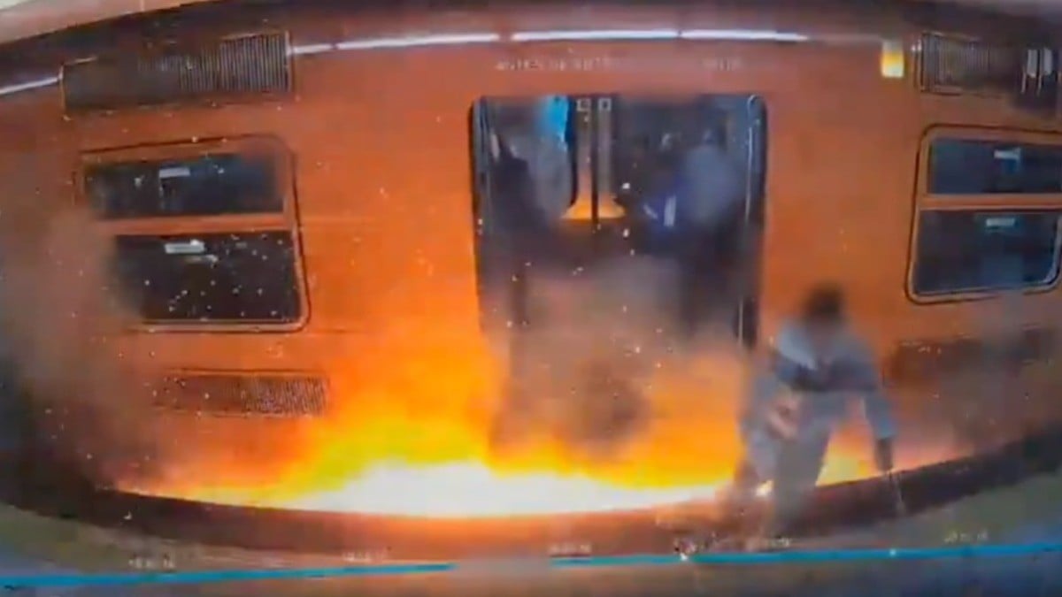 VIDEO Joven iba a subir al transporte cuando se le cayó una muleta y todo terminó en incendio