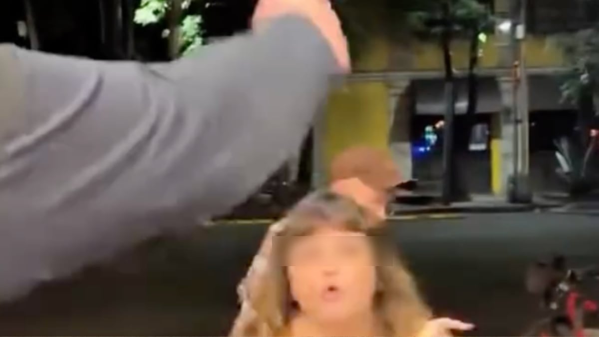VIDEO Insultos, comida al piso y golpes: exhiben altercado de mujer extranjera en taquería