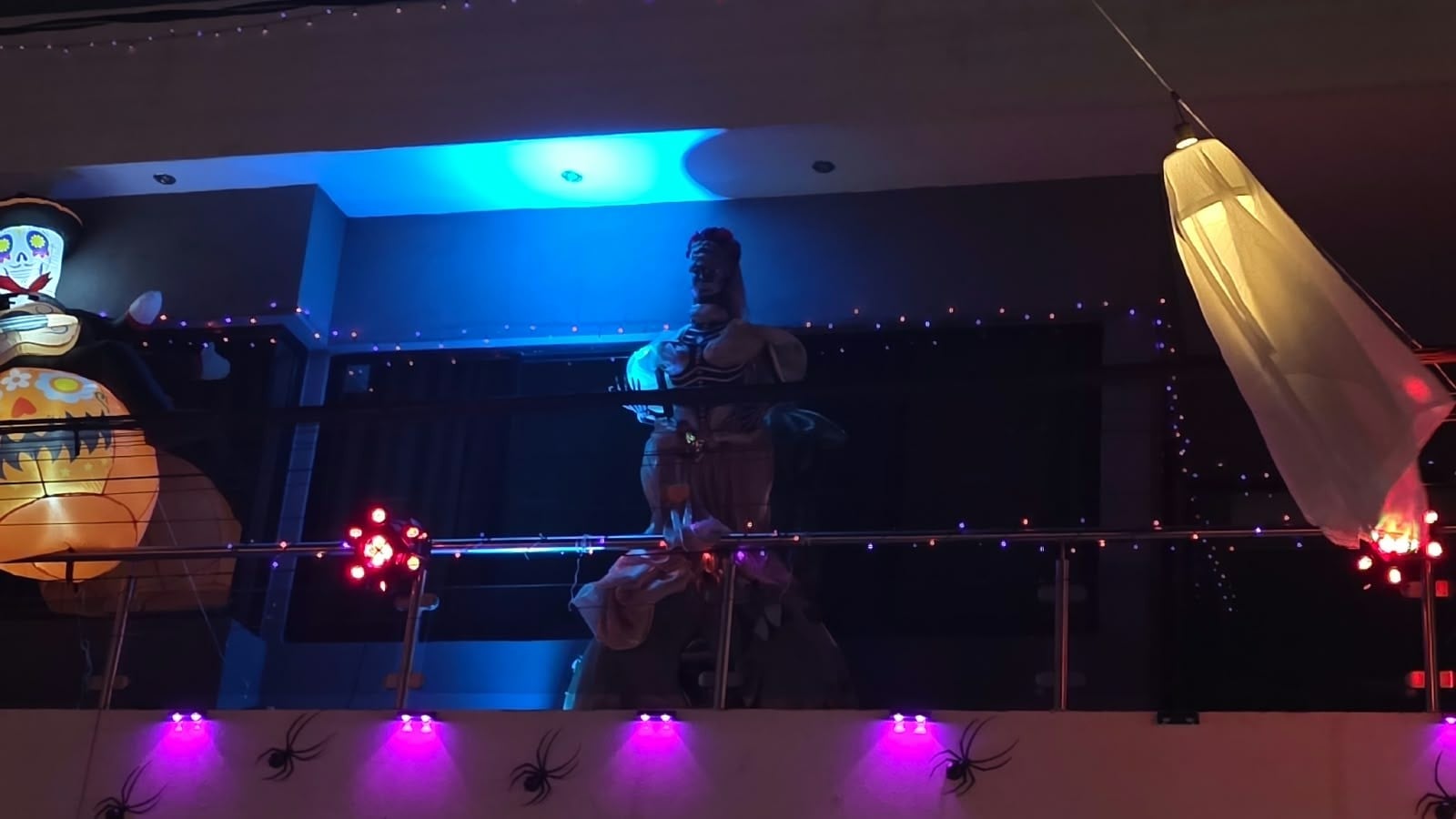 Calle Virgo en León se llena de calaveras y fantasmas para celebrar Día de Muertos