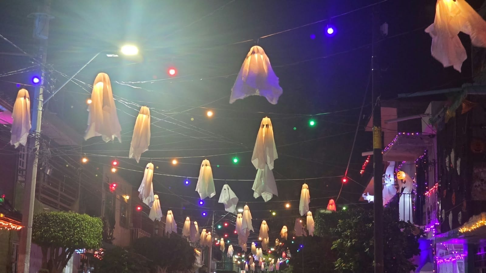 La Llorona, calaveras gigantes y fantasmas: la calle de León que promete sorprender en Halloween