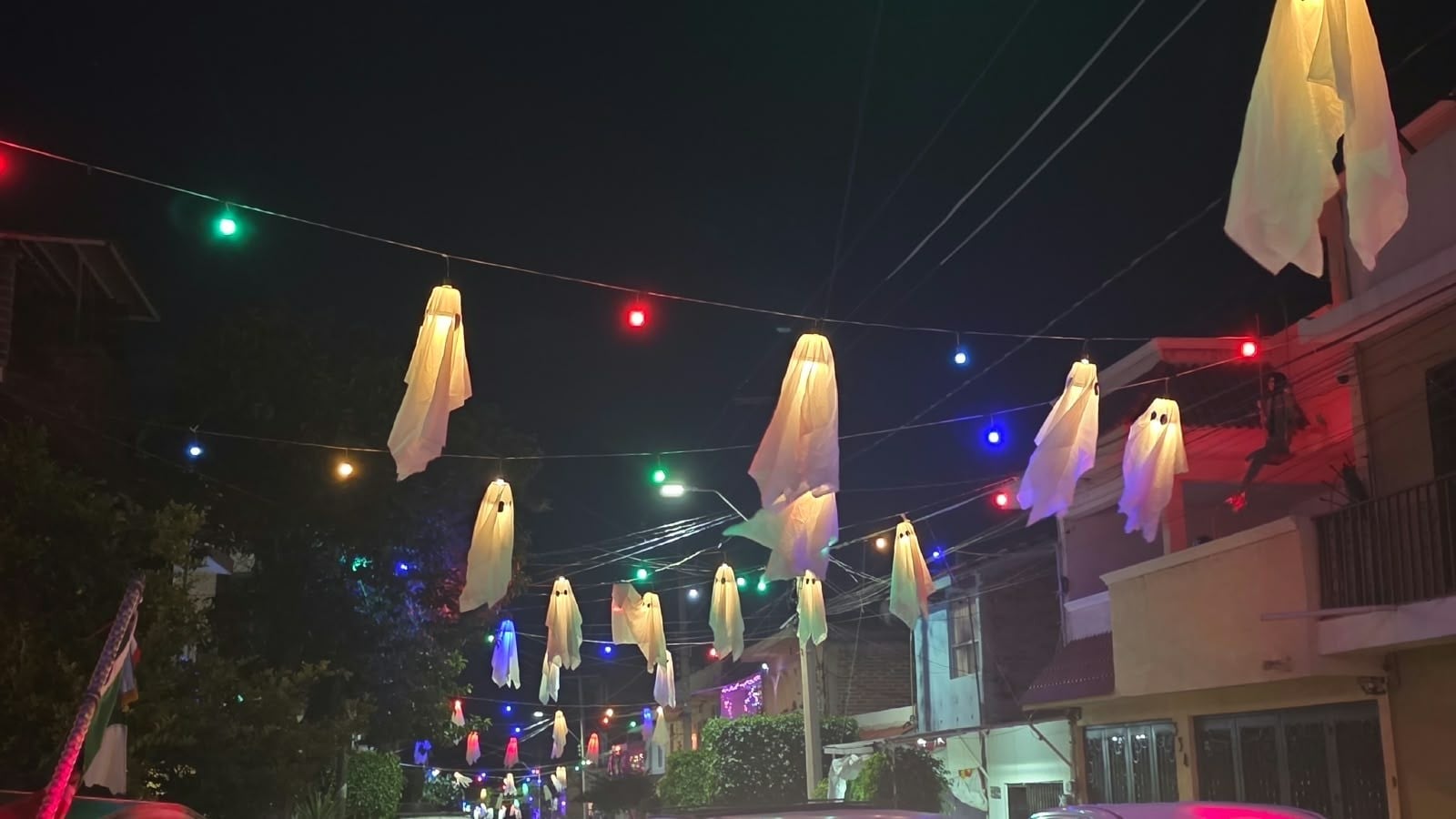 Calle Virgo en León se llena de calaveras y fantasmas para celebrar Día de Muertos