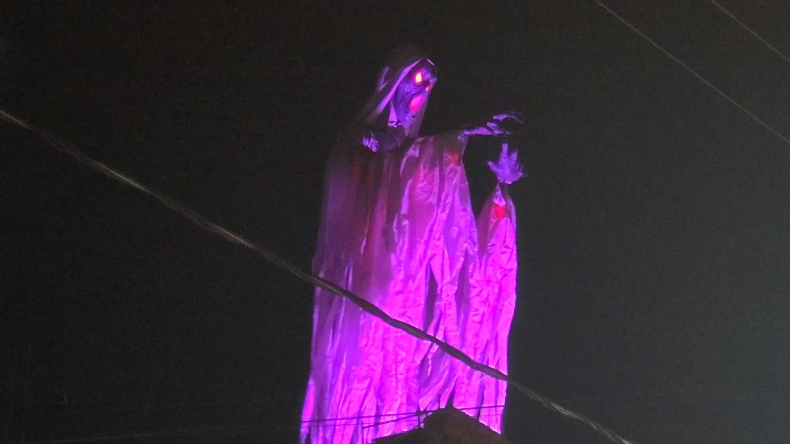 Calle Virgo en León se llena de calaveras y fantasmas para celebrar Día de Muertos