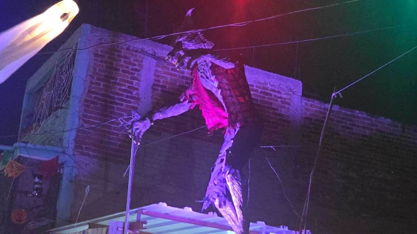 Calle Virgo en León se llena de calaveras y fantasmas para celebrar Día de Muertos