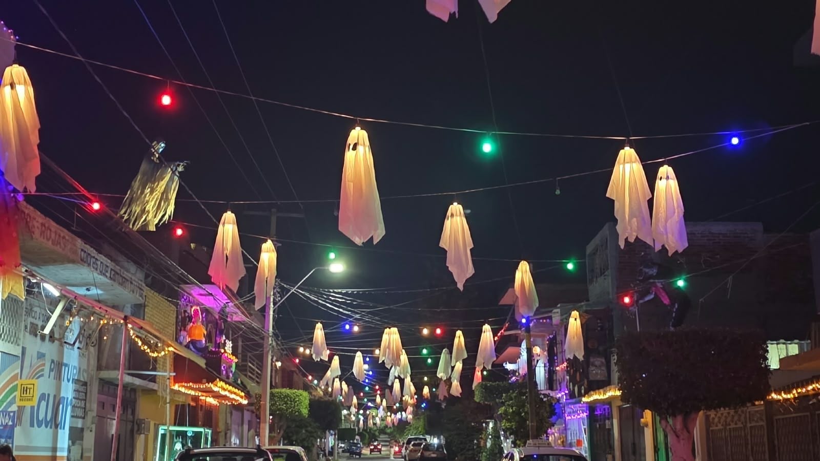 Calle Virgo en León se llena de calaveras y fantasmas para celebrar Día de Muertos