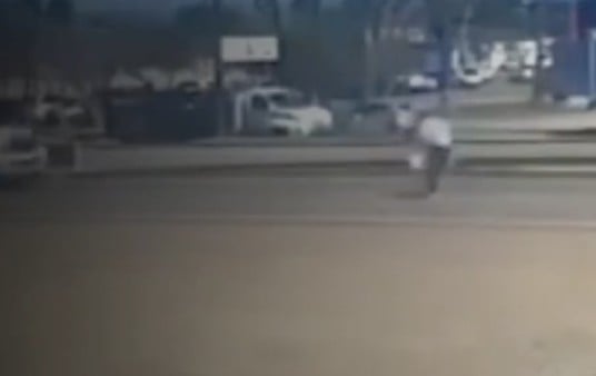 VIDEO Atropella a hombre de 71 años y huye: camioneta usada por la presidencia