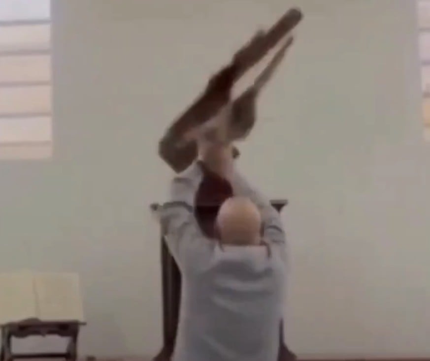VIDEO ¡Impactante! Una cruz cae sobre otro sacerdote y revive la tragedia