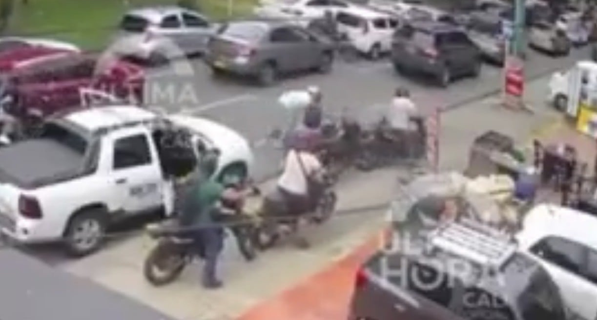 VIDEO Le tumban el celular a una mujer y termina tirado y golpeado