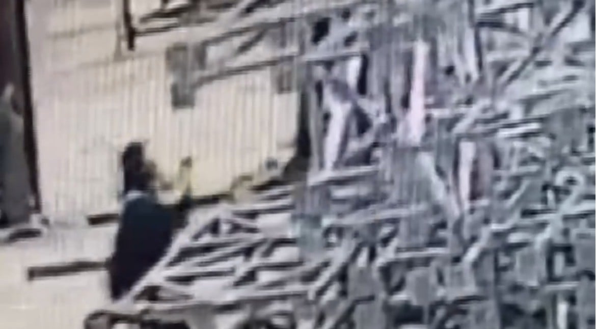 VIDEO Diez compañeros intentaron rescatarlo, pero murió aplastado