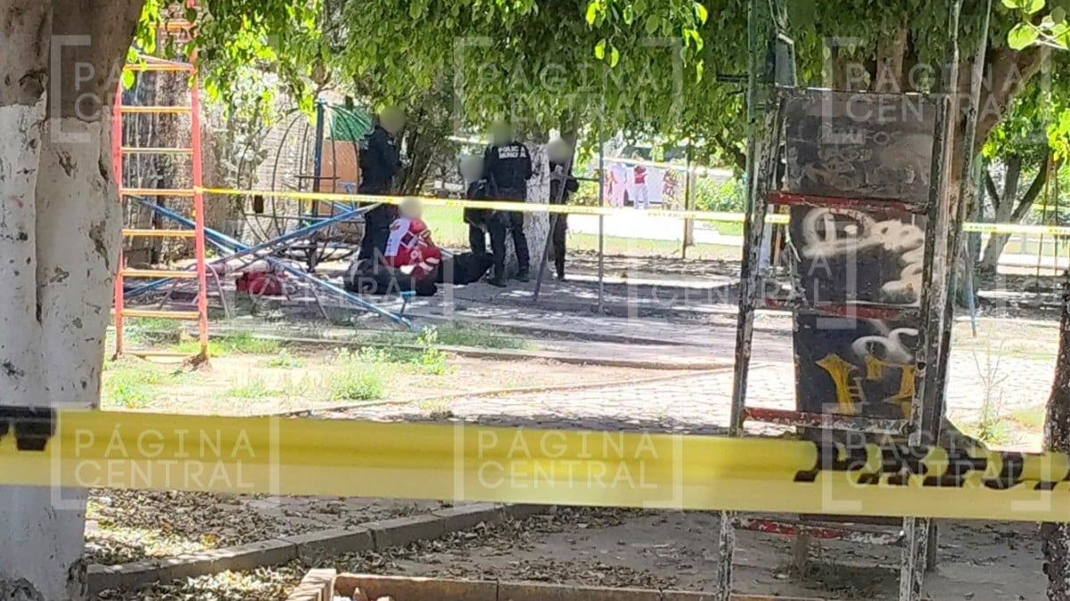 ¡Sin piedad! Pareja fue atacada a balazos; ambos quedaron tendidos en pleno parquecito
