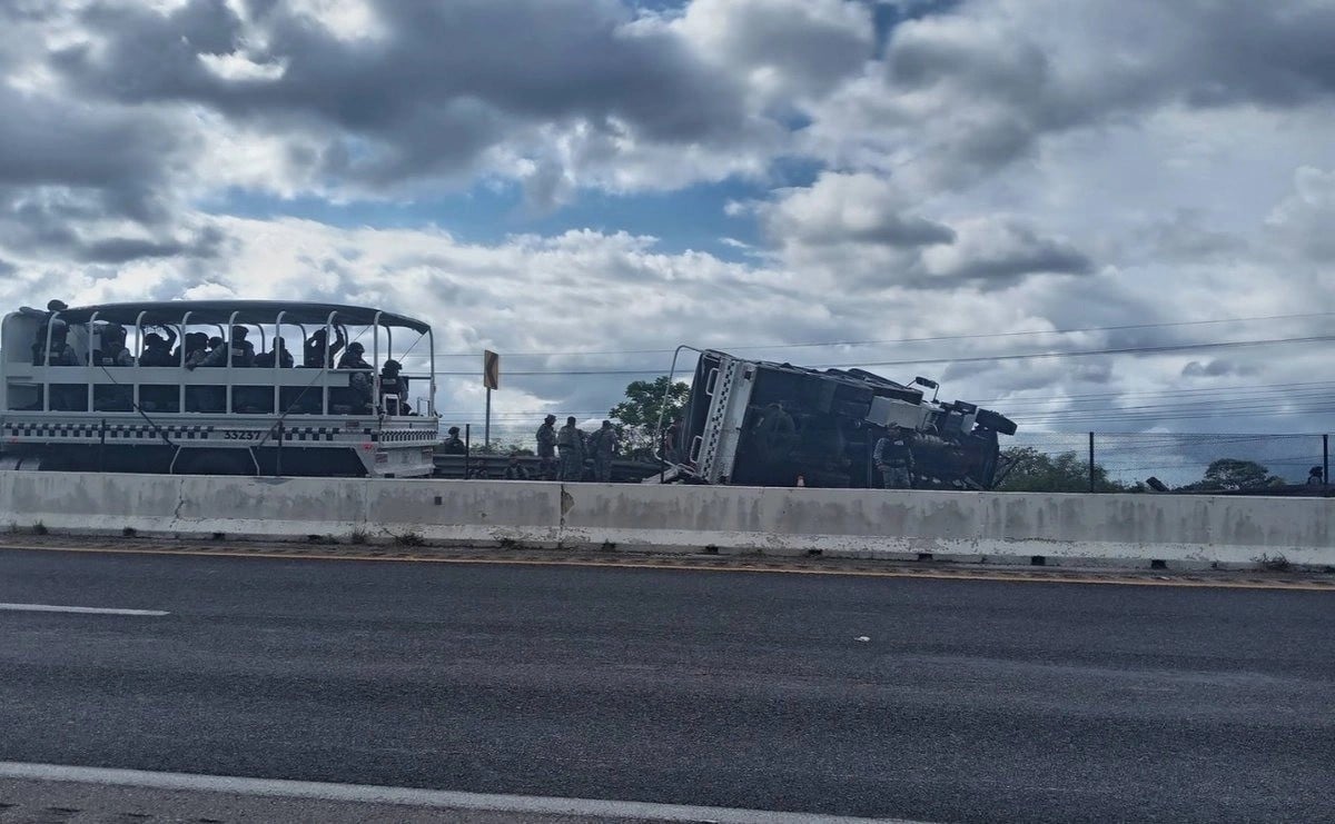 Camión de la Guardia Nacional termina con las llantas hacia arriba, al menos 10 agentes heridos