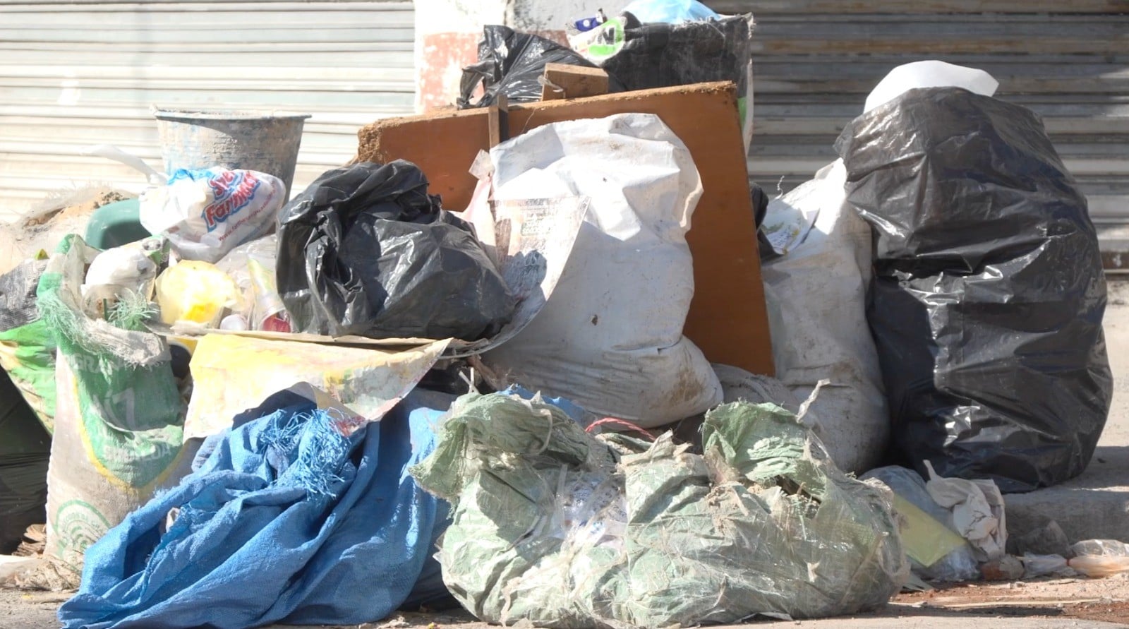 Basura en el Barrio de San Miguel Basura en el Barrio de San Miguel