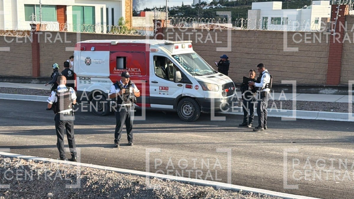 Fuga de agua provoca volcadura de automóvil en el libramiento Morelos de León