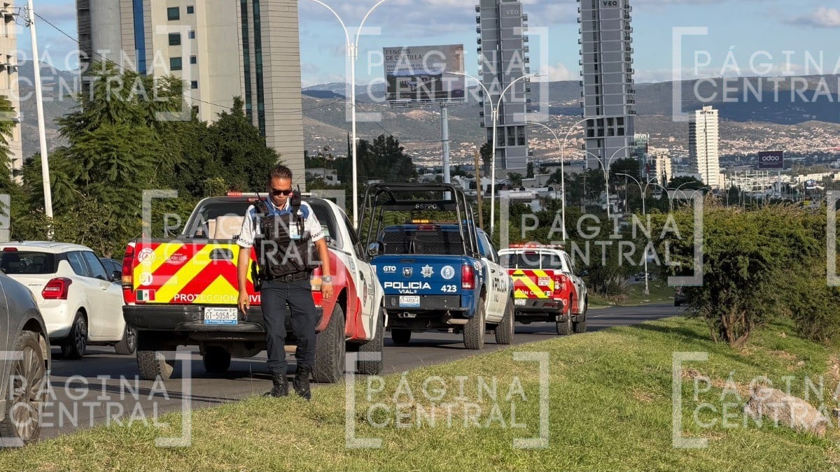 ¡Por esquivar el tráfico terminó volcado! Fuga de agua provoca accidente en libramiento Morelos