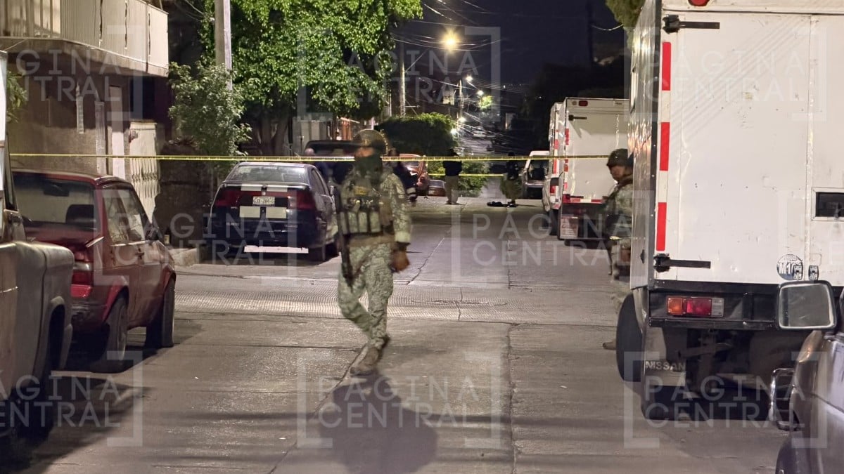 Pareja estaba platicando afuera de una casa en Chapalita cuando les dispararon; él murió