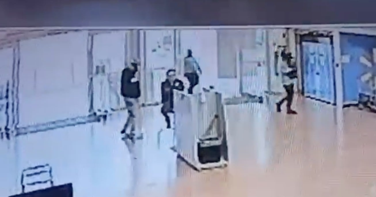 Dos sujetos con cascos asaltan Walmart en León, esto fue lo que se habrían llevado