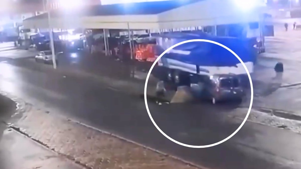 VIDEO Mamá se estaciona atrás de la caja de un tráiler y muere prensada; su hijo sobrevivió