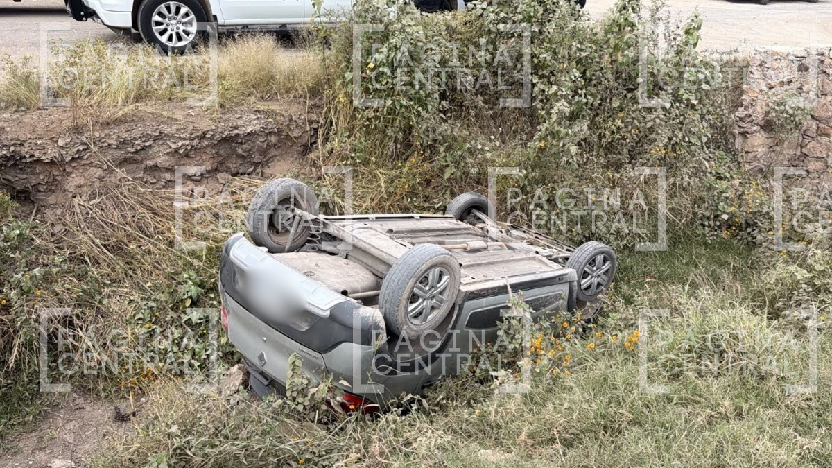 ¡Terminó en el río con las llantas arriba! Conductor cae con todo y auto en San Juan de Abajo