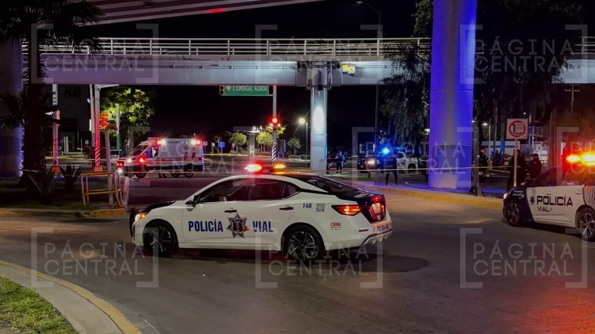 Hombre sin vida abajo del distribuidor vial Juan Pablo II