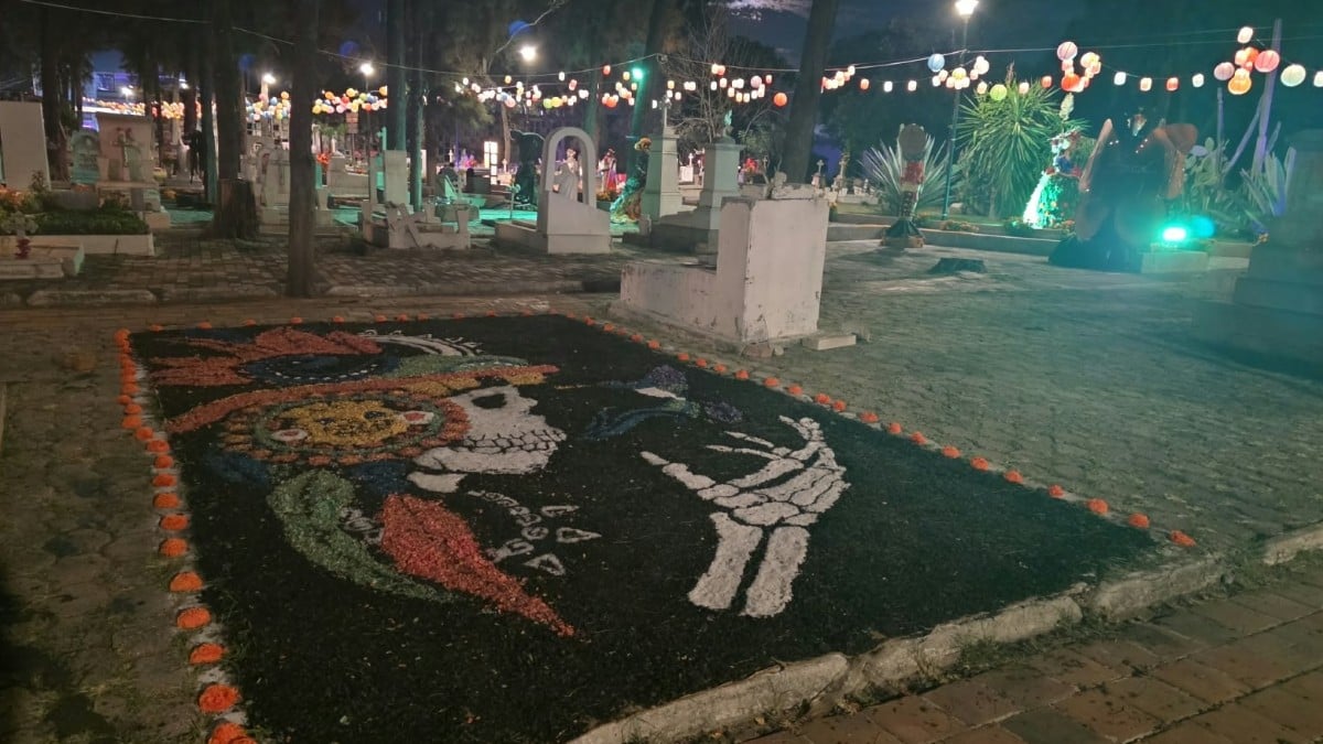¡Con la Muerte de testigo! Celebran concurso de tapetes y catrinas en Panteón de San Nicolás