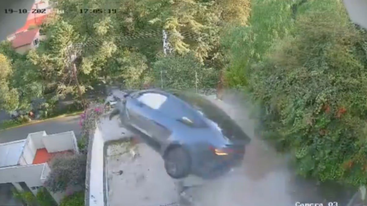 ¡Captan en México al Tesla volador! Auto sale disparado tras salirse del camino