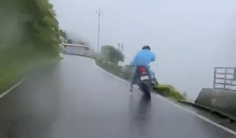 VIDEO ¡A centímetros de la muerte! Motociclista queda suspendido sobre un barranco