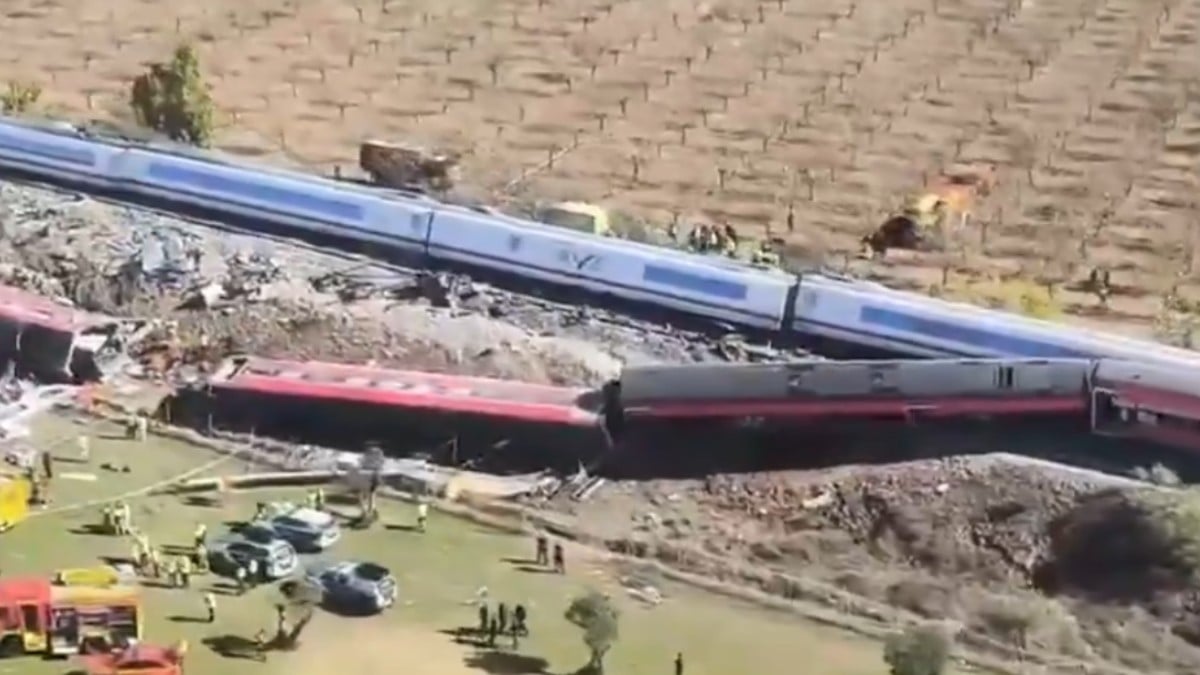 VIDEO ¡Tragedia! Trenes de alta velocidad chocan y se descarrilan; van 68 muertos