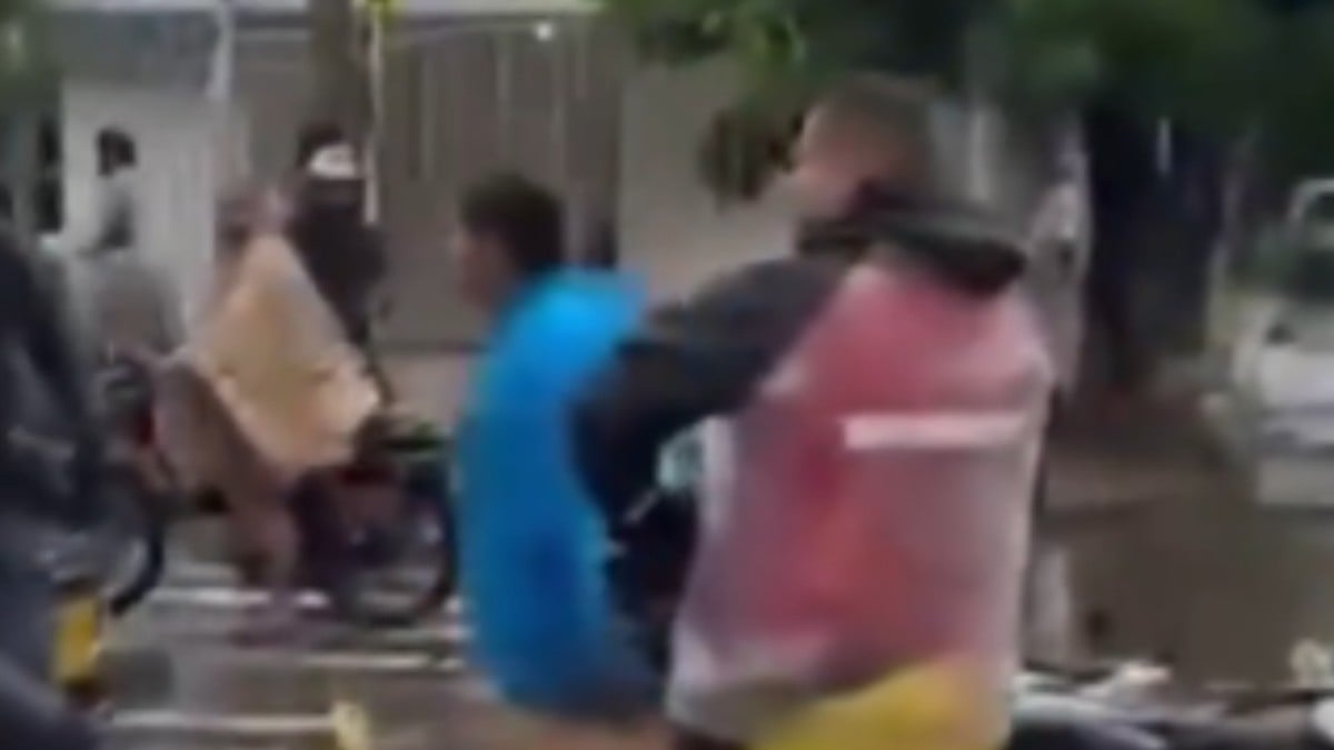 VIDEO Atacaba a su ex con un cuchillo, pero testigos intervienen y lo someten a golpes